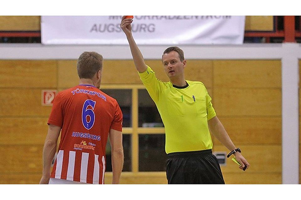 Türkspor Augsburgs Manuel Hiemer sorgte für ein unrühmliches Ende des Futsal-Turniers um den Reisacher-Cup in Kissing.  Foto: Michael Hochgemuth