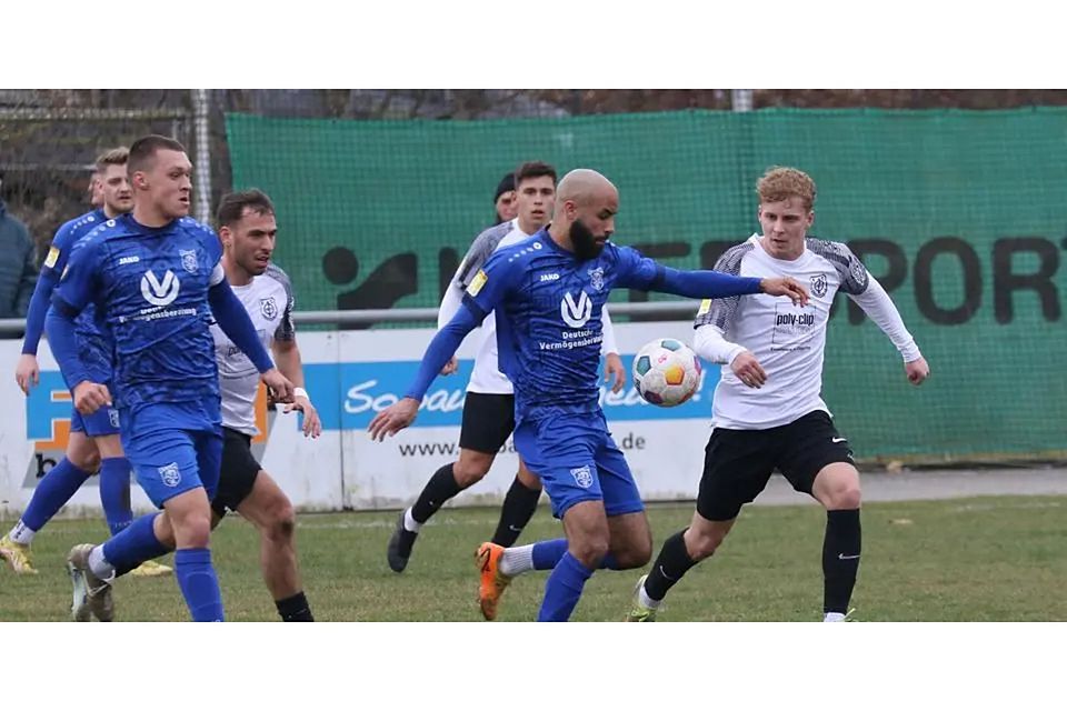 Del Angelo Williams (Mitte) sichert dem VfB Marburg mit seinem Tor vom Punkt einen wichtigen Zähler im Hessenliga-Abstiegskampf. © Jens Schmidt Del Angelo Williams (Mitte) sichert dem VfB Marburg mit seinem Tor vom Punkt einen wichtigen Zähler im Hessenliga-Abstiegskampf. © Jens Schmidt