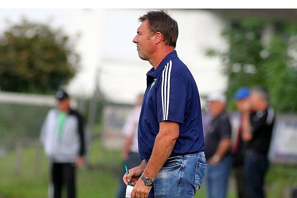 Trainer-Haudegen Uwe Augustin hat trotz einer verkorksten Herbstrunden weiter das Vertrauen der Verantwortlichen 