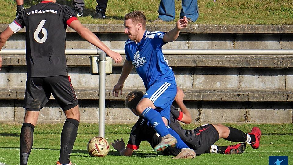 Platz 4 zum Jahreswechsel: Der TSV Eslarn (in Blau) ist bislang die Überraschungsmannschaft der laufenden Kreisligassaison.