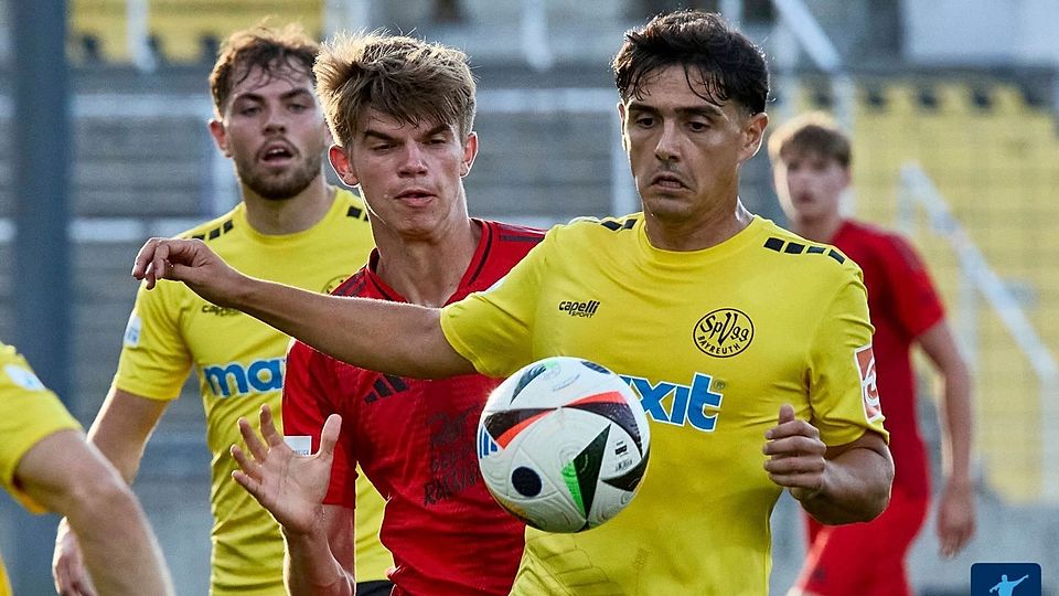 Eroll Zejnullahu (vorne) duellieren sich in der Liga mit der Zweitvertretung des FC Bayern. Ein Benefizspiel gegen die Stars des FCB könnte viele finanzielle Probleme lösen.
