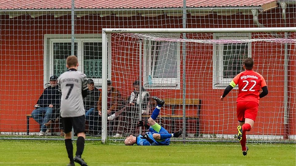 Führung vom Punkt: Reichenkirchens Maximilian Wenhart (l.) verlädt Eichenkofens Torwart Dennis Just zum 1:0 für die SG. Die Szene beobachten (ab 2. v. l.) Jonas Ippisch, Georg Fink, Manuel Mundigl und Moritz Schmidbauer. Wenhart erzielt später auch das 2:0.