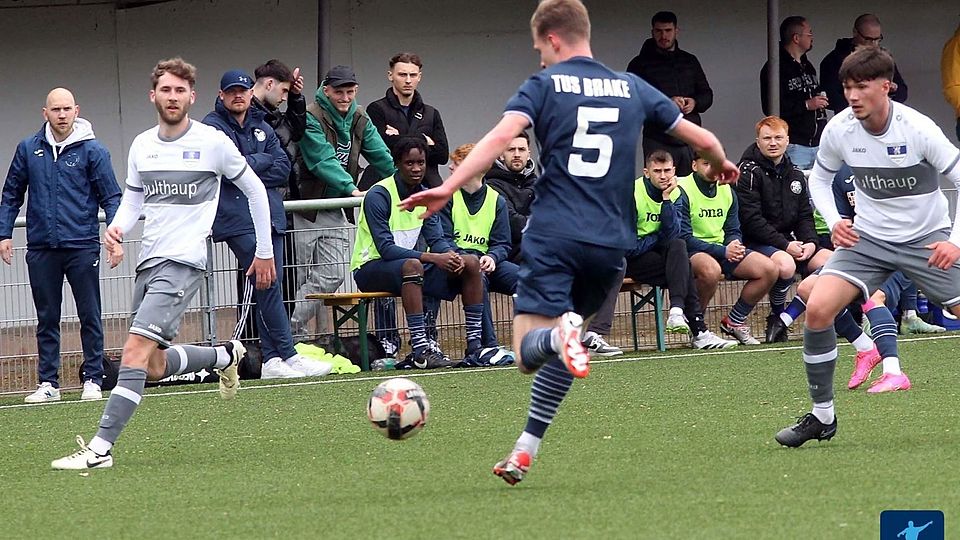Der TuS Brake (in blau) erobert durch den späten Sieg im Topspiel gegen den FC Lübbecke die Tabellenführung zurück