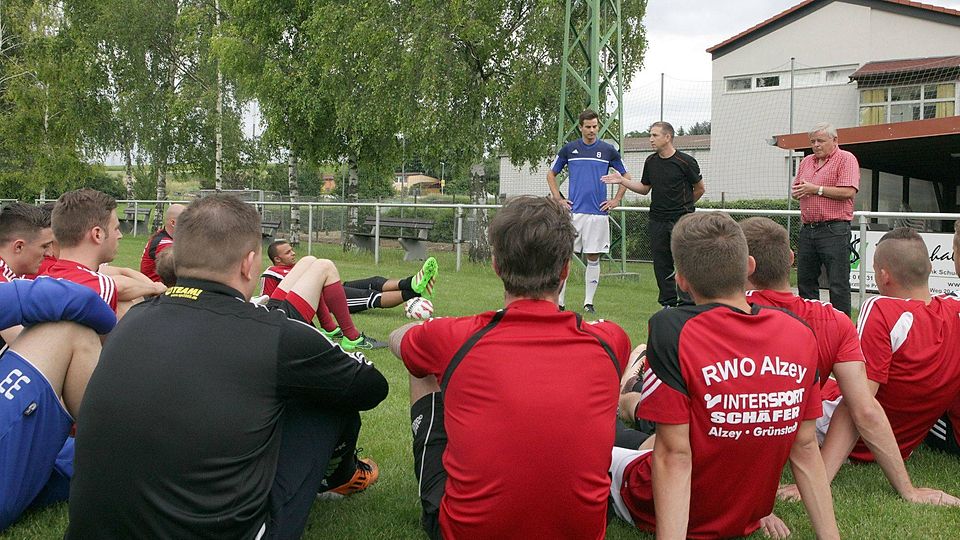 Aufmerksam verfolgen die Spieler von RWO Alzey die erste Ansprache von Trainer Tino Häuser (stehend, Mitte). Links von Häuser steht Cotrainer Manuel Helmlinger, rechts Hans-Karl Schäfer.