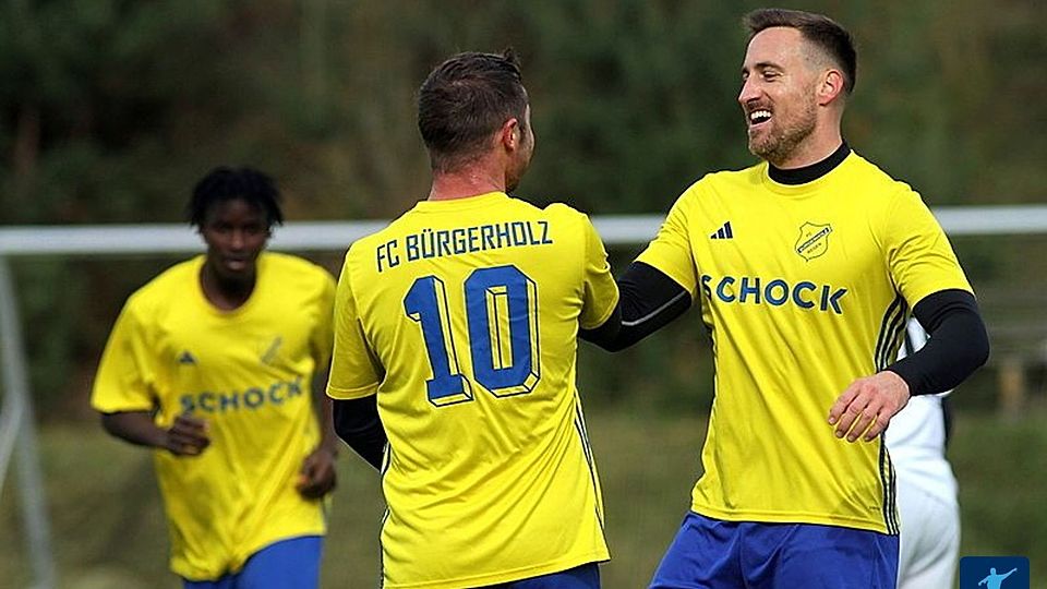 Als Vierfachtorschütze konnte sich Stefan Geiger (re.) vom FC Bürgerholz Regen feiern lassen 