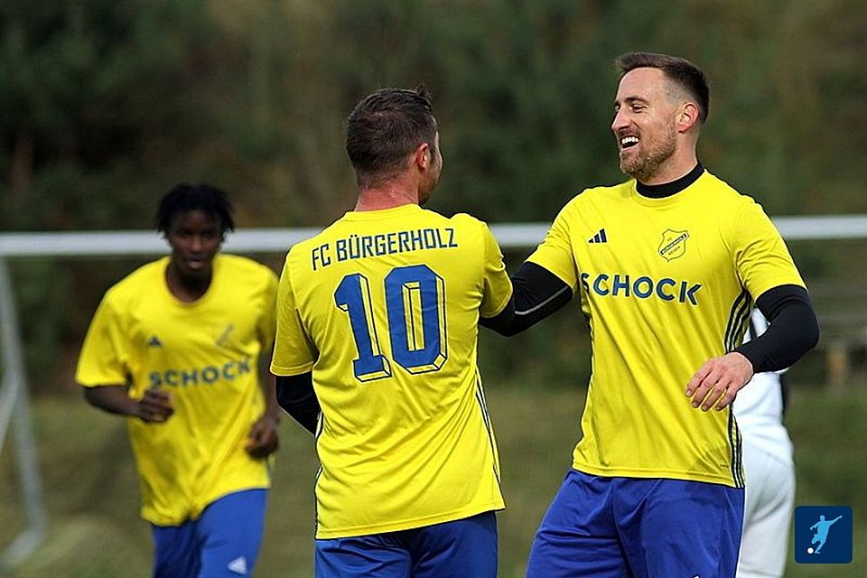 Als Vierfachtorschütze konnte sich Stefan Geiger (re.) vom FC Bürgerholz Regen feiern lassen 