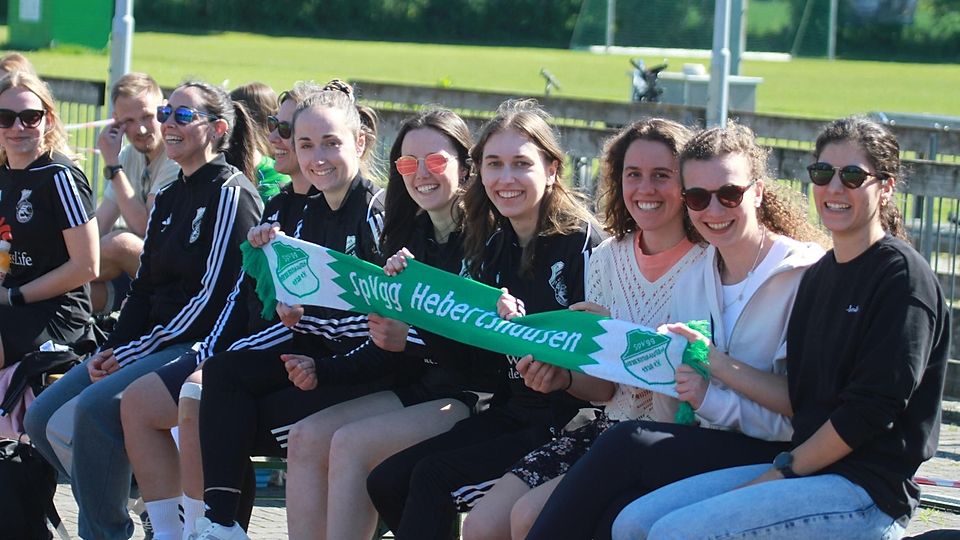 Gute Laune: Diese „Hebertshauser Ultras“ durften einen Heimsieg beklatschen.