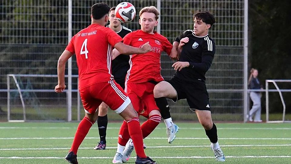 Alemannia Laubenheim um Emre Eren Sahin (rechts) gelingt ein Heimsieg gegen den TV 1817 Mainz. 	Foto: Kristina Schäfer