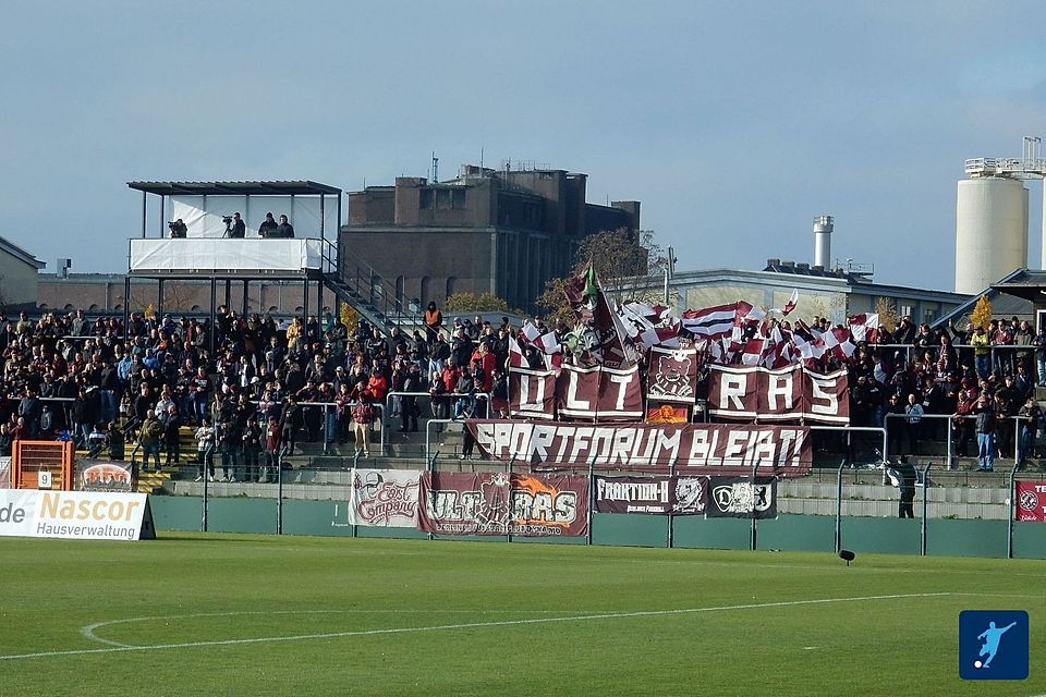 Symbolbild: die Fans schauen das Spiel gegen Chemie Leipzig gemeinsam - im Vereinsheim. 