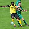 Auch in der Bayernliga kaum zu stoppen: Der ehemalige kamerunische Nationalspieler Francis Kioyo (l.) hat in bislang vier Teileinsätzen für den FC Amberg zwei Treffer erzielt.  F: Christian Eberhardt