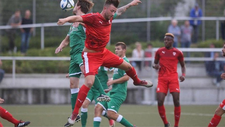 Das erste Tor für den FC Hürth erzielt Luka Ziegler (vorn) gegen die SpVg Wesseling-Urfeld. Foto: Bucco