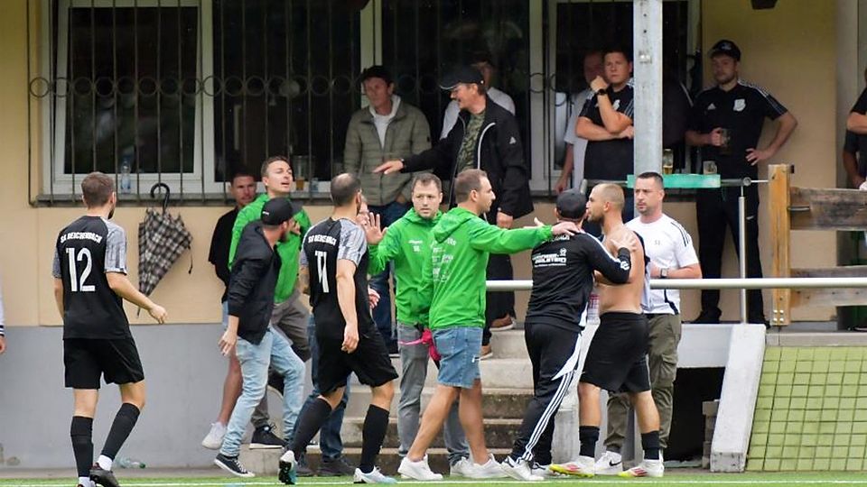 Ein wenig auf Krawall gebürstet war Leonardo Muzhaqui (ohne Trikot) nach der 1:2-Niederlage seiner SG Reichenbach bei der KSG Mitlechtern. Reichenbachs Trainer Christian Bauer und Kevin Bruns haben ihn schließlich beruhigt. Reichenbach erwartet nun Spitzenreiter Tvgg Lorsch, Mitlechtern ist an diesem Wochenende spielfrei.	Foto: Dagmar Jährling