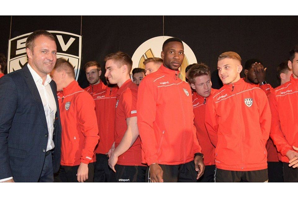 Nachdem Hansi Flick (links) Details über seine Arbeit als Co-Trainer der A-Nationalmannschaft und DFB-Sportdirektor am Montagabend verraten hatte, posierte er auf der Bühne des großen Firmensaals für ein Foto mit den Oberligafußballern des SSV Reutlingen.
