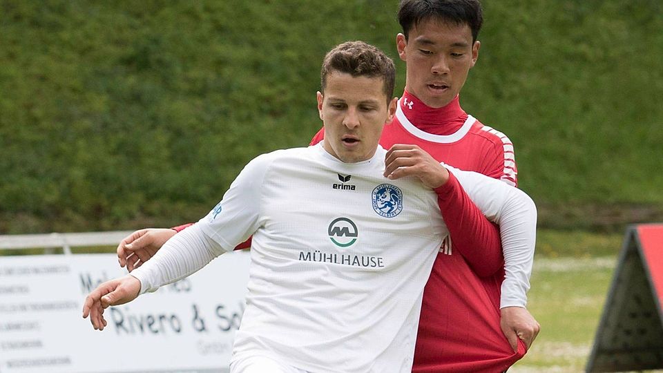 Kosuke Hatta (rotes Trikot) spielte zuletzt für den 1. FC Kleve. Nun wechselt der 22-Jährige zum BFC Dynamo.