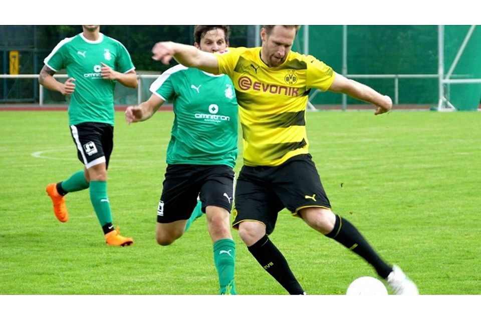 Der aus Rudersdorf stammende Florian Kringe (rechts) spielte am Samstag auch für die BVB-Trditionsmannschaft gegen den FC Ernsdorf mit. Fotos (3): jb