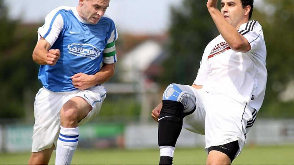 Felix Frauenhoffer (re., hier gegen Armin Schäfer, Hochberg) kehrt nach seiner Pause wieder in den Kader des FV Fulgenstadt zurück und soll die jungen Spieler des FVF führen. Archiv-Foto: Thomas Warnack