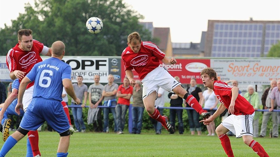 Trotz großem Einsatz - wie hier gegen den TSV 04 Feucht - lief es beim 1. FC Altdorf (in Rot) zuletzt nicht immer rund. F: Sebastian Kastner