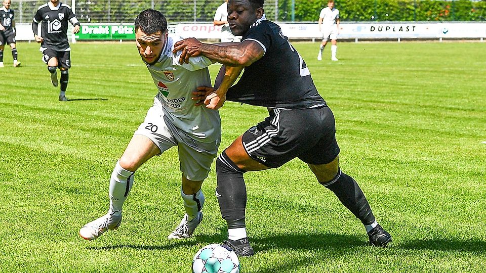 Kein Durchkommen: Alfters Hamza Ayari (links), Torschütze zum 1:0, versucht an Freialdenhovens Alain N’Goua vorbeizukommen.⇥Foto: Manfred Heyne