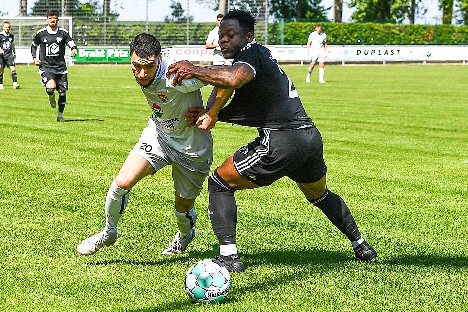 Kein Durchkommen: Alfters Hamza Ayari (links), Torschütze zum 1:0, versucht an Freialdenhovens Alain N’Goua vorbeizukommen.⇥Foto: Manfred Heyne