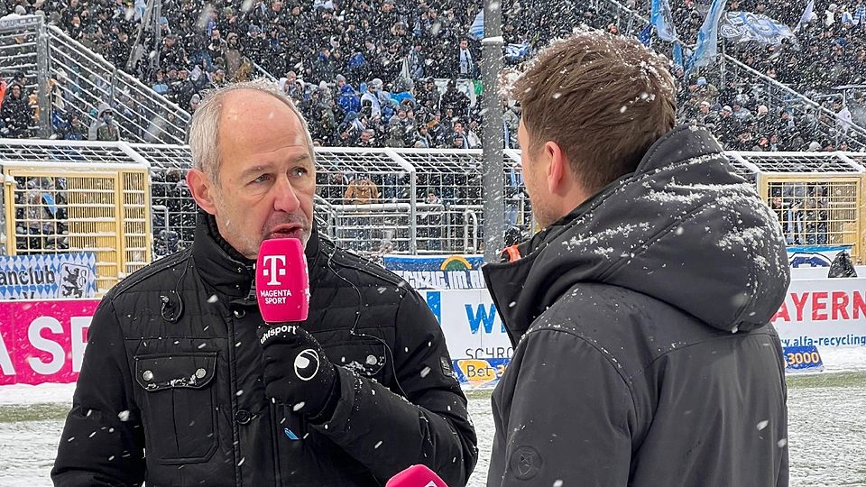 Reiner Maurer steht im Grünwalder Stadion und gibt ein Interview.