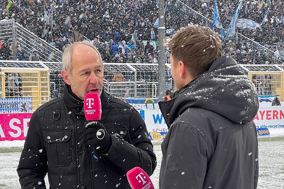 Reiner Maurer steht im Grünwalder Stadion und gibt ein Interview.