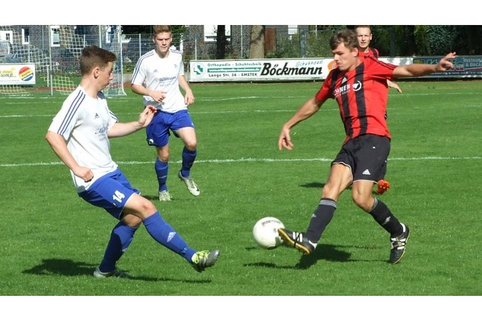 Revanche gelungen. Der SV Emstek (weiße Trikots) behielt gegen den SV Molbergen mit 2:1 die Oberhand. Foto: Schlömer.