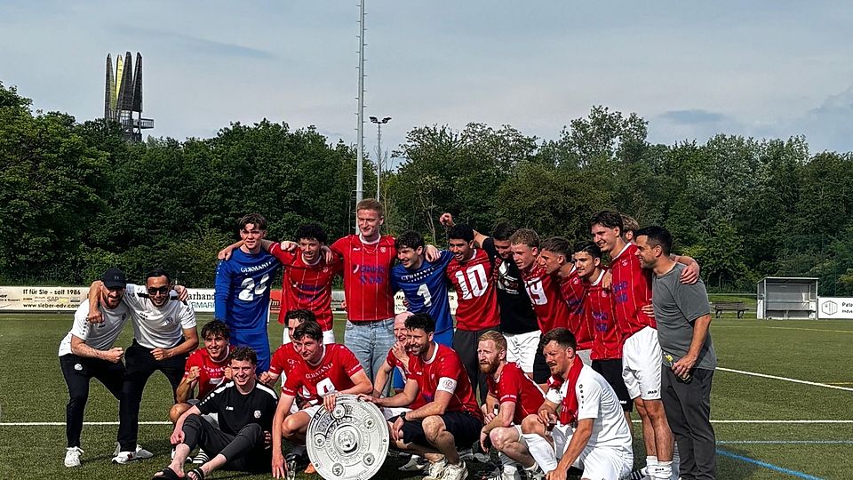 Germania Weilbach am Feiern nach dem Gewinn der Meisterschaft.