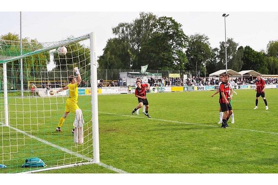 Wettswils Marc Figueiredo (links) trifft mit seinem Hammerschuss exakt unter die Latte zum 1:1.
