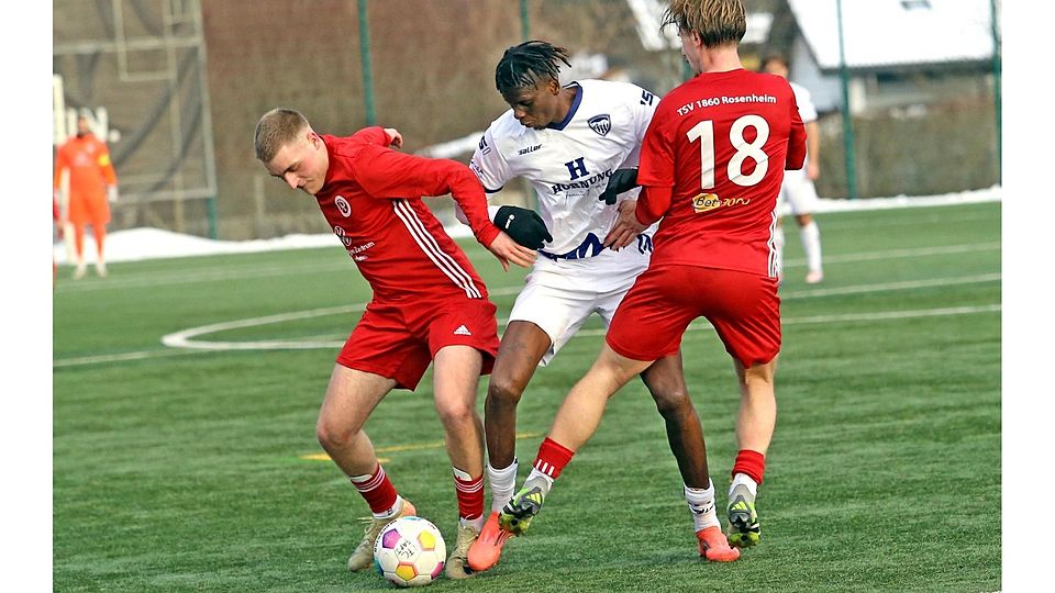 Einen Schritt zu spät kommt der 1. FC um Mouhamadou Ndiaye (M.) gegen die Rosenheimer um den Torschützen Liam Markulic (l.) und Leon Tutic.