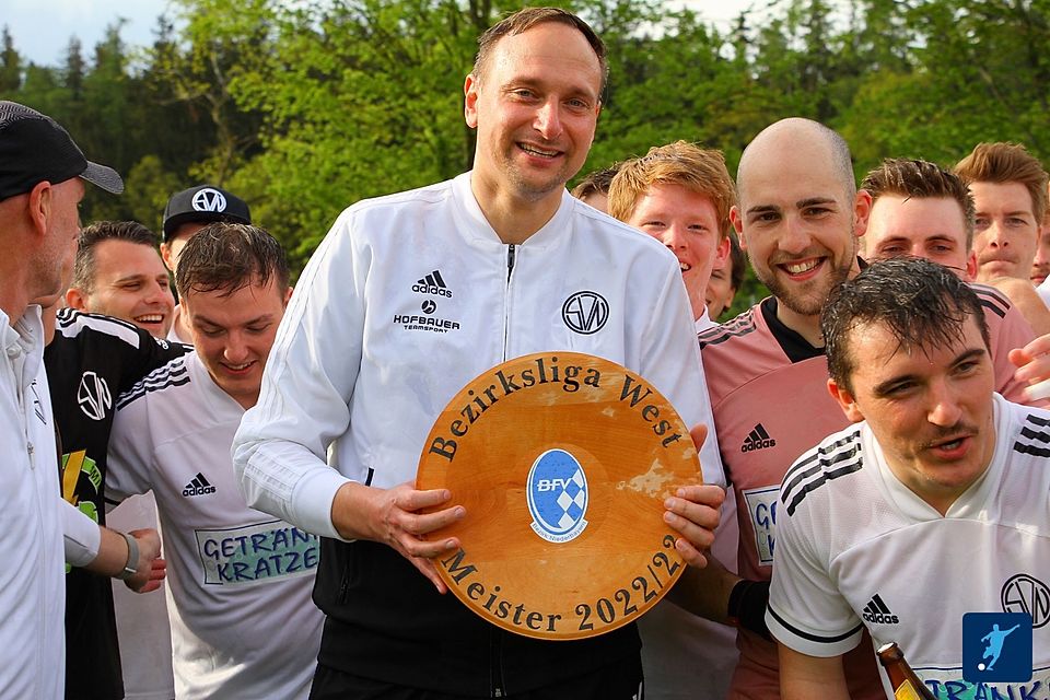 Der Vater des Neufraunhofner-Erfolgs: Trainer Alex Auhagen (mit Meisterscheibe) darf seinen zweiten Titel in Folge feiern.