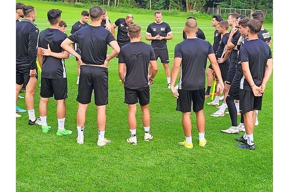 Er gibt Anweisungen, sie hören aufmerksam zu: Trainer Mario Klotz (Mitte) versammelte nach der ersten Einheit seine Spieler noch einmal um