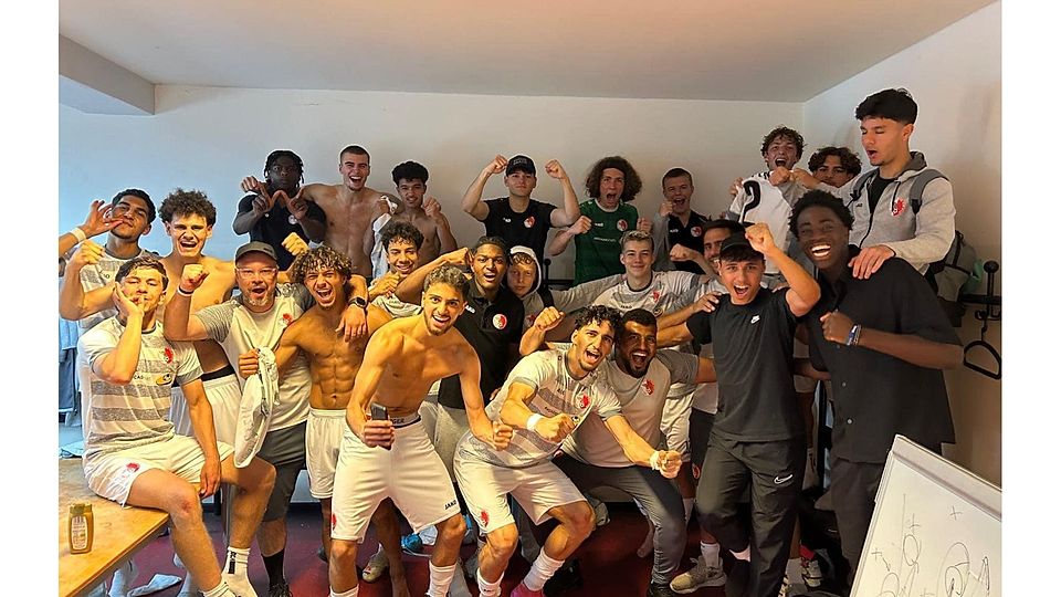 Die U19 feiert seinen unglaublichen Erfolg verdientermaßen ausgelassen 