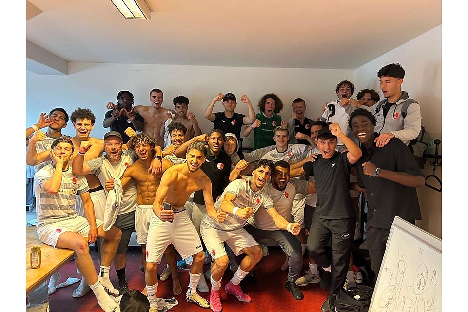 Die U19 feiert seinen unglaublichen Erfolg verdientermaßen ausgelassen Die U19 feiert seinen unglaublichen Erfolg verdientermaßen ausgelassen