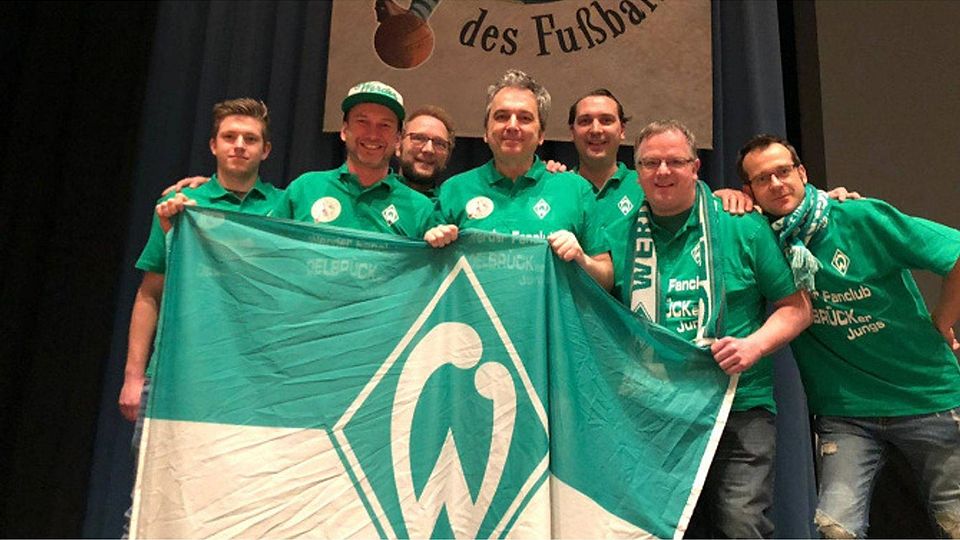 Gründungsmitglieder: Der neue Werder-Fanclub „Delbrücker-Jungs“, konnte sich zum Start über ein bekanntes Gründungsmitglied freuen. Der bekannte Fußball-Entertainer Arnd Zeigler (M.) half den Initiatoren um Elmar Westermeyer (3.v.r.) aus der Patsche. Er sprang ein, da für die offizielle Gründung ein Mitglied fehlte. Zu den Gründungsmitgliedern gehören auch Ralf Brüggenthies (r.), Thorsten Ziebarth