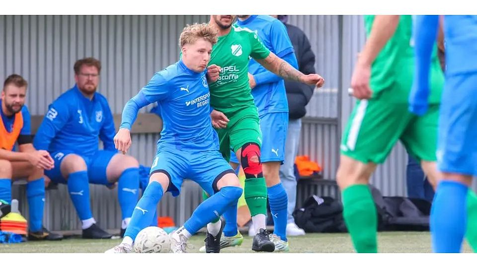 David Linneborn (l., FV Breidenbach II) schirmt den Ball gegen Yannick Reichpietsch vom TuSpo Breidenstein ab. Bedei Teams trennen sich in der A-Liga 2:2. © Lars Hinter