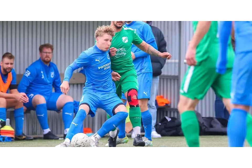 David Linneborn (l., FV Breidenbach II) schirmt den Ball gegen Yannick Reichpietsch vom TuSpo Breidenstein ab. Bedei Teams trennen sich in der A-Liga 2:2. © Lars Hinter