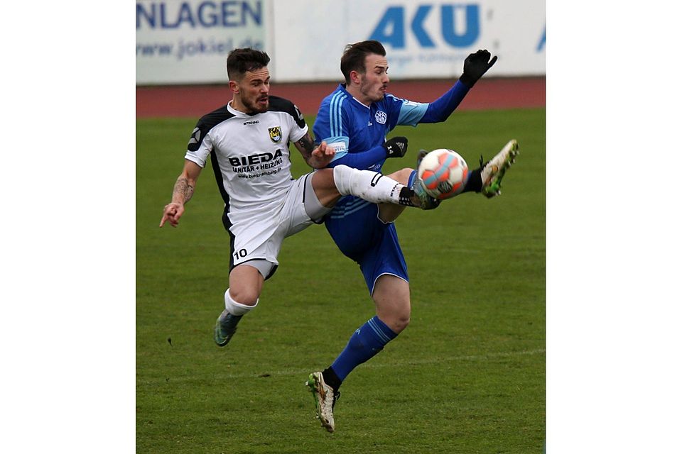 In einem kampfbetonten Spiel trennten sich der FC Amberg (l. Marco Wiedmann) und Aschaffenburg wie im Hinspiel 1:1. F: Rothe
