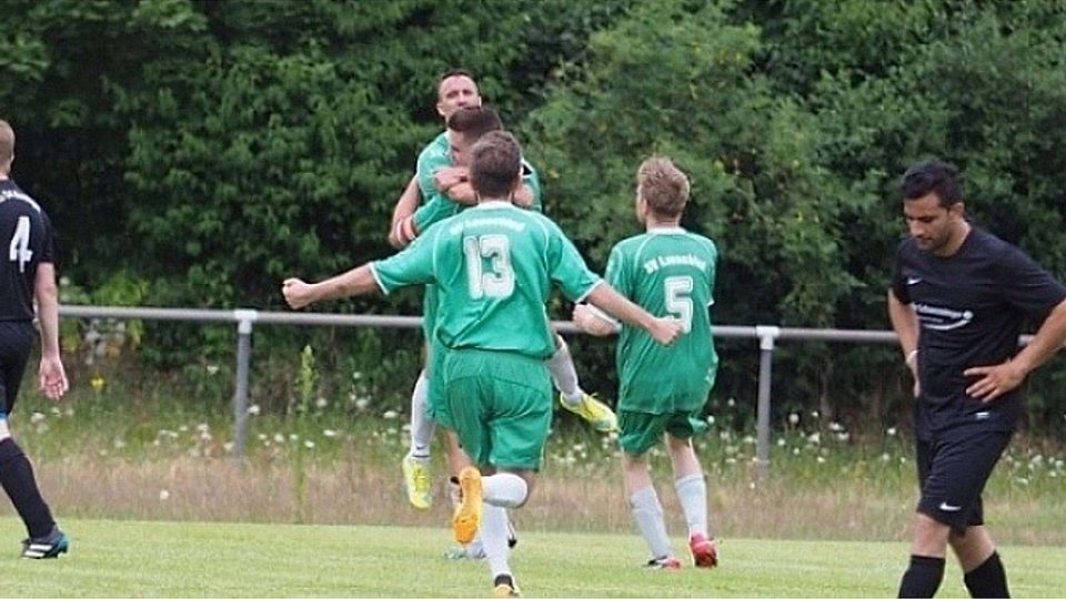 Grund zum Jubeln: Spieler des abstiegsbedrohten SV Lauschied freuen sich nach einem erfolgreichen Torabschluss.. F: Wurdel