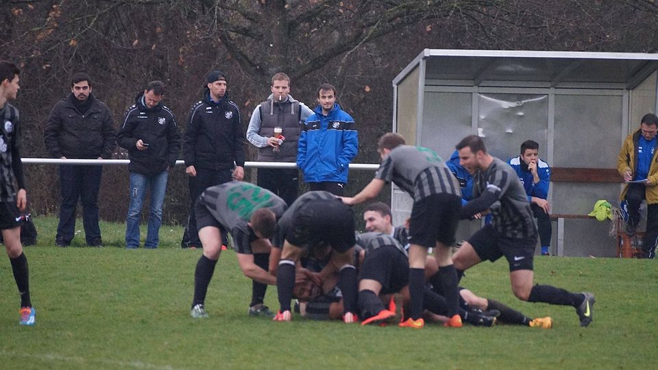 Irgendwo ganz da unten steckt er, der "Torschütze der Hinrunde". Ufuk Kaplan vom A-Ligisten FC Mosbach beim Jubeln nach seinem Tor im Spiel gegen den VfK Diedesheim. F: Jaro Galm