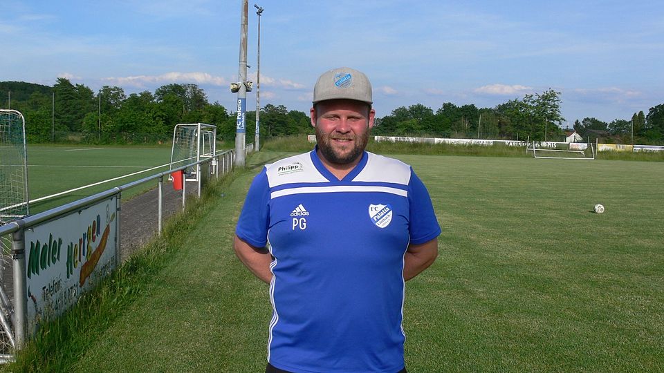 Limbachs Trainer Patrick Gessner auf dem Naturrasenplatz der Palatia, wo gegen Wiesbach gespielt wird