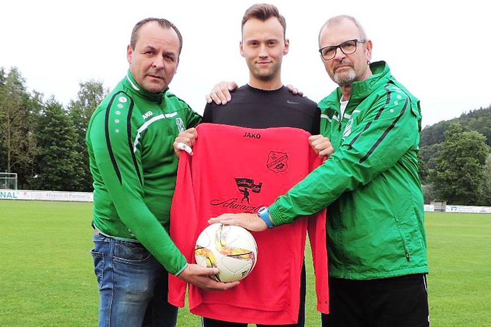 Der ehemalige Junioren-Nationaltorhüter Raif Husic fängt künftig bei seinem Heimatverein TSV Zusmarshausen an. Beim ersten Training begrüßten ihn der Sportliche Leiter Reinhard Brachert (links) und Torwarttrainer Matthias Voss. Der ehemalige Junioren-Nationaltorhüter Raif Husic fängt künftig bei seinem Heimatverein TSV Zusmarshausen an. Beim ersten Training begrüßten ihn der Sportliche Leiter Reinhard Brachert (links) und Torwarttrainer Matthias Voss.