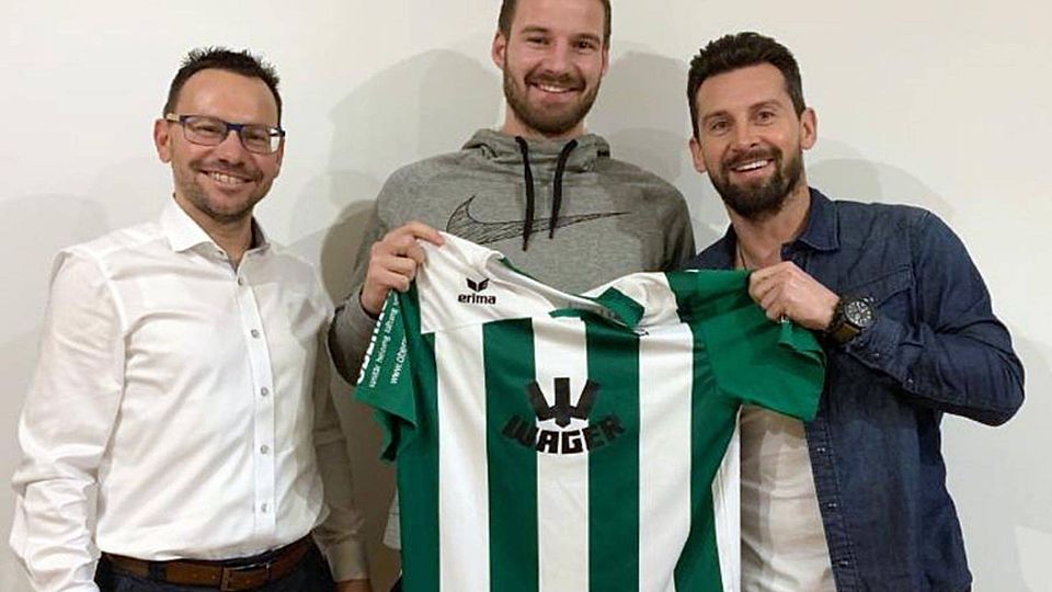 Abteilungsleiter Christian Renner (links) und der Sportliche Leiter Stefan Kerle (rechts) freuen sich, dass David Anzenhofer die nächsten Monate wieder das Trikot das FC Gundelfingen tragen wird.