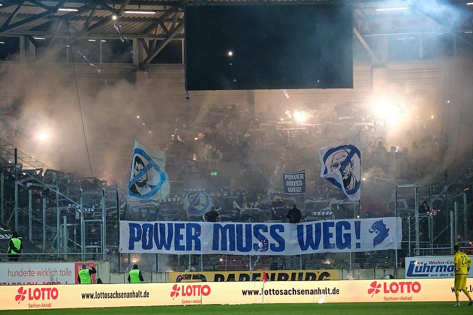 Löwen-Fans zünden in Halle Pyrotechnik und Leuchtraketen und erzwingen so eine Spielunterbrechung.