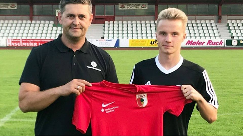 NLZ-Leiter Stefan Werner (links) mit Raphael Wagner (rechts). Der 13-Jährige wechselt vom FCG zum FC Augsburg. 	F.: Peter Stegner