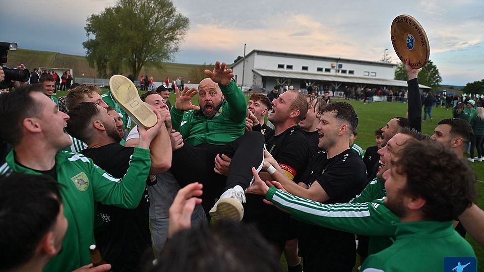 Der Meistercoach lebe hoch! Reini Völdl wird kräftig durchgeschüttelt!