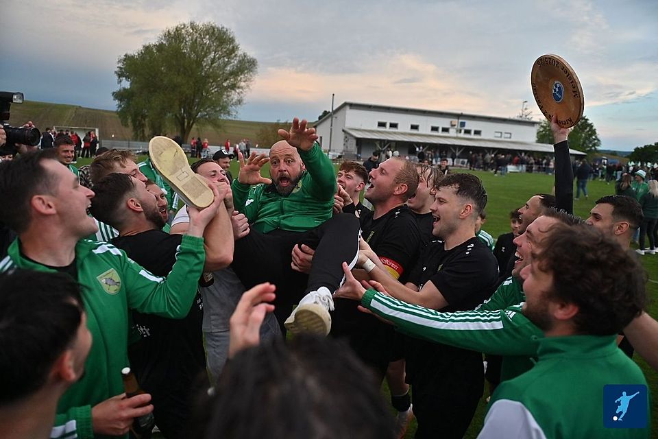 Der Meistercoach lebe hoch! Reini Völdl wird kräftig durchgeschüttelt!