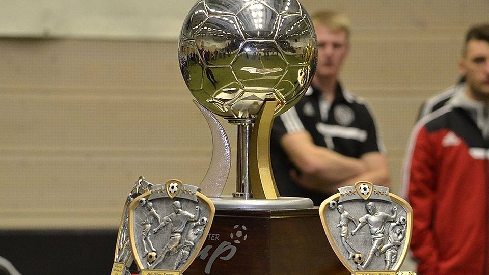 Objekt der Begierde: Um diesen Pokal spielen die Teams zwischen Weihnachten und SilvesterF: Nico-Andreas Paetzel