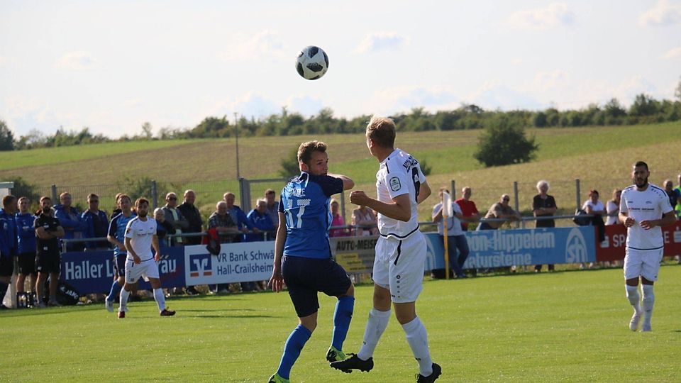 Satteldorfs Nico Bäuerle (blaues Trikot) beim Kopfballduell im WFV-Pokalspiel gegen Neckarsulm (4:0).  