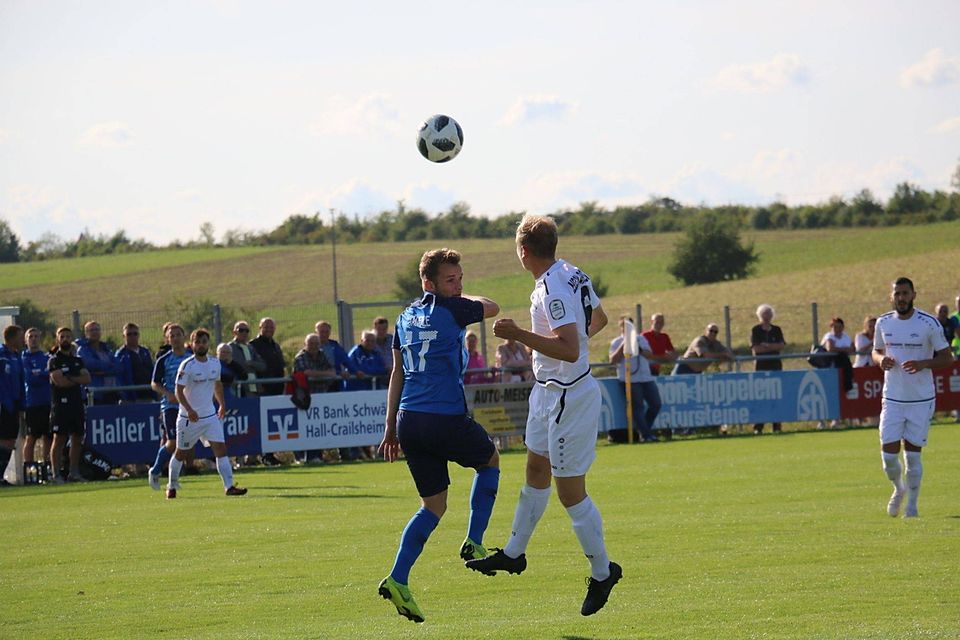 Satteldorfs Nico Bäuerle (blaues Trikot) beim Kopfballduell im WFV-Pokalspiel gegen Neckarsulm (4:0).  