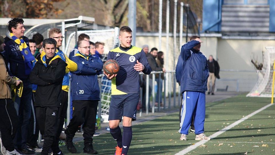 Schnappschuss vom Spiel der SGA III gegen den Gehörlosen-TSV mit Jens Wießner (Mitte), der zum zweiten in Folge in der Top-Elf steht. Foto: Julia Christ